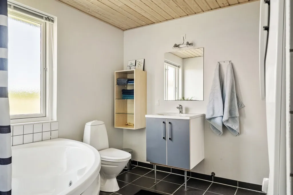 Salles de bain - Modern Summerhouse with Sea View in Ulfborg