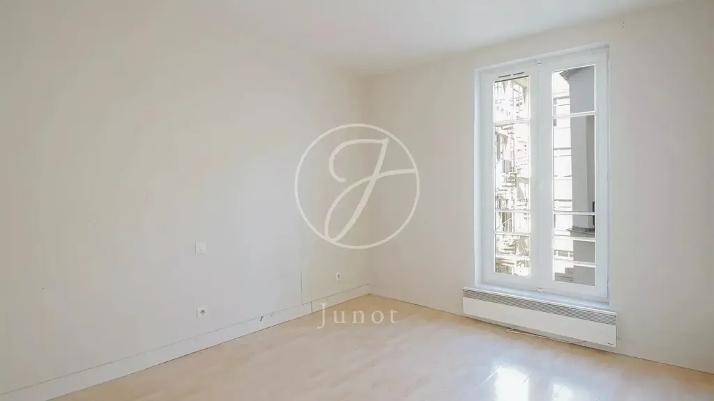 Rooms - 4-Piece Apartment with Courtyard View in Paris 75011
