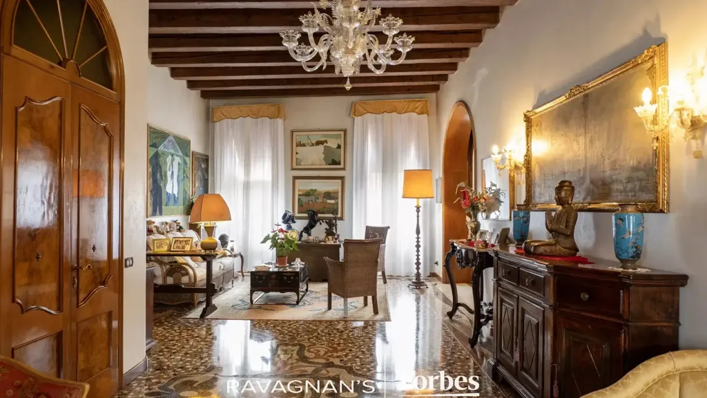 Living Room - 10-Room Apartment with Canal View in Venice