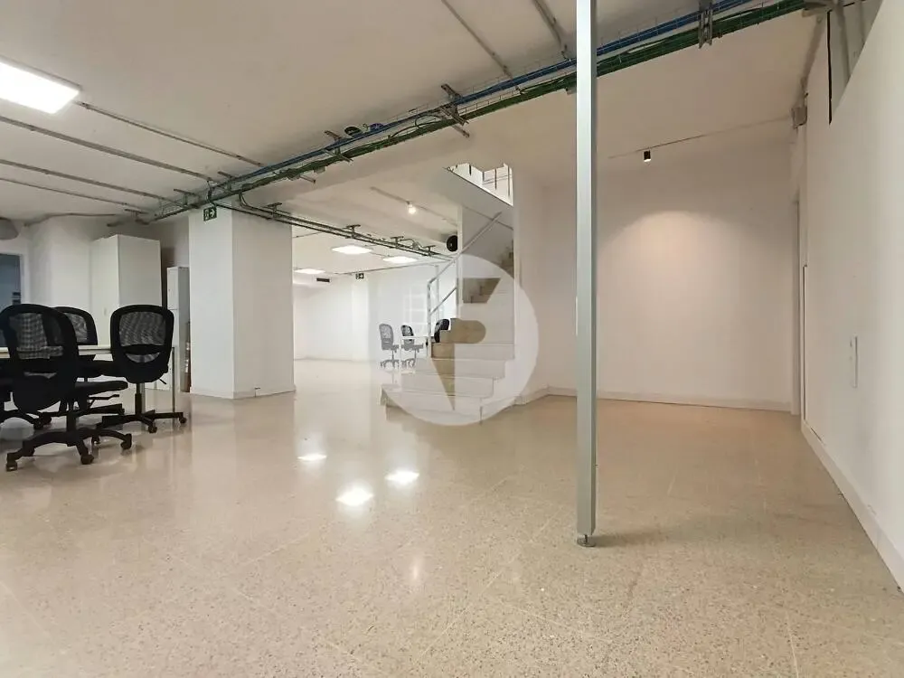 Bureau - Commercial Space with Large Facade in Comte Borrell