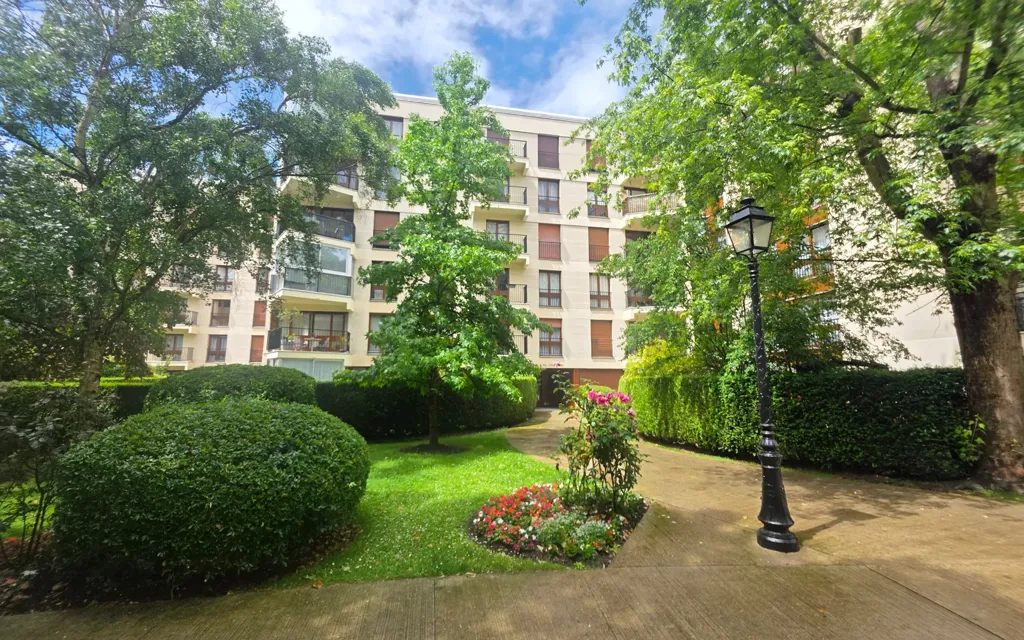 Giardino - 3-Bed Flat with Garden in Le Chesnay