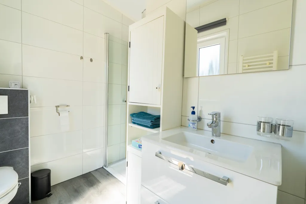Vannitoad - Chalet with Waterfront Access in Hellevoetsluis