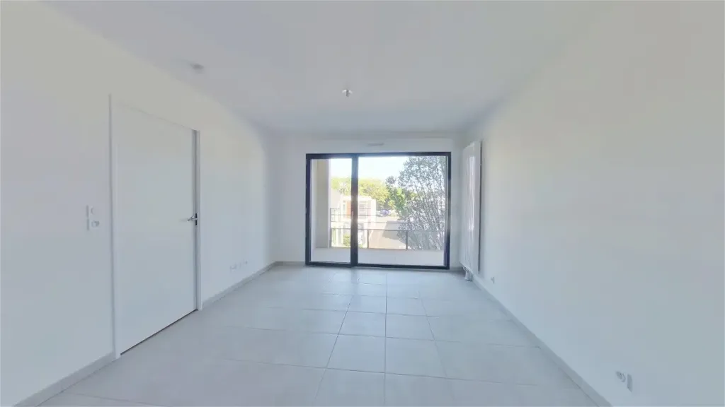 Esik - 2-Bedroom Apartment with Balcony in Tours