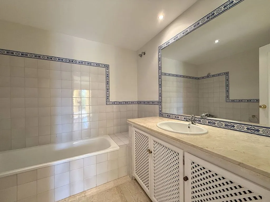 Bathrooms - Apartment with Pool and Golf View in Guadalmina Alta