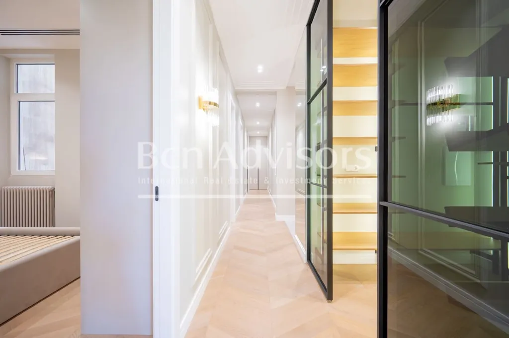 Esik - Refurbished Apartment with City Views in Dreta de l'Eixample