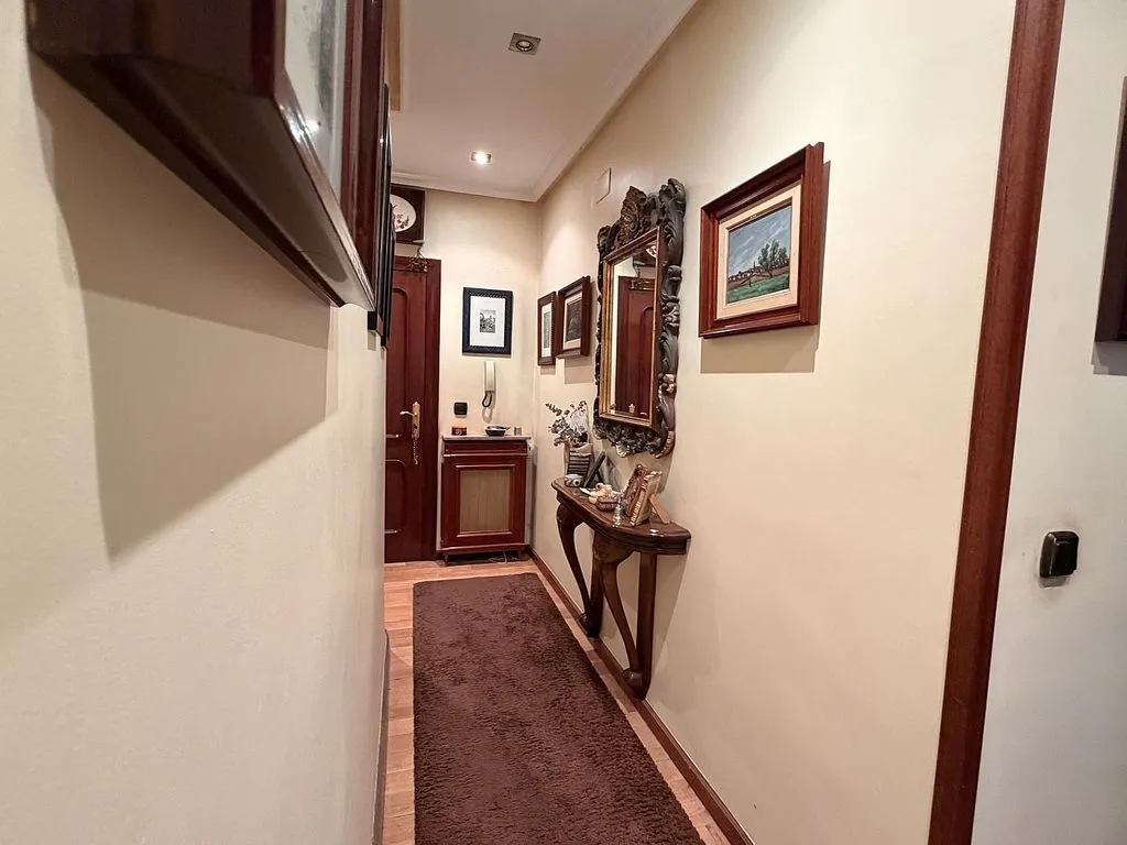 Ingresso - Spacious Apartment with Dual Entrances in Mieres