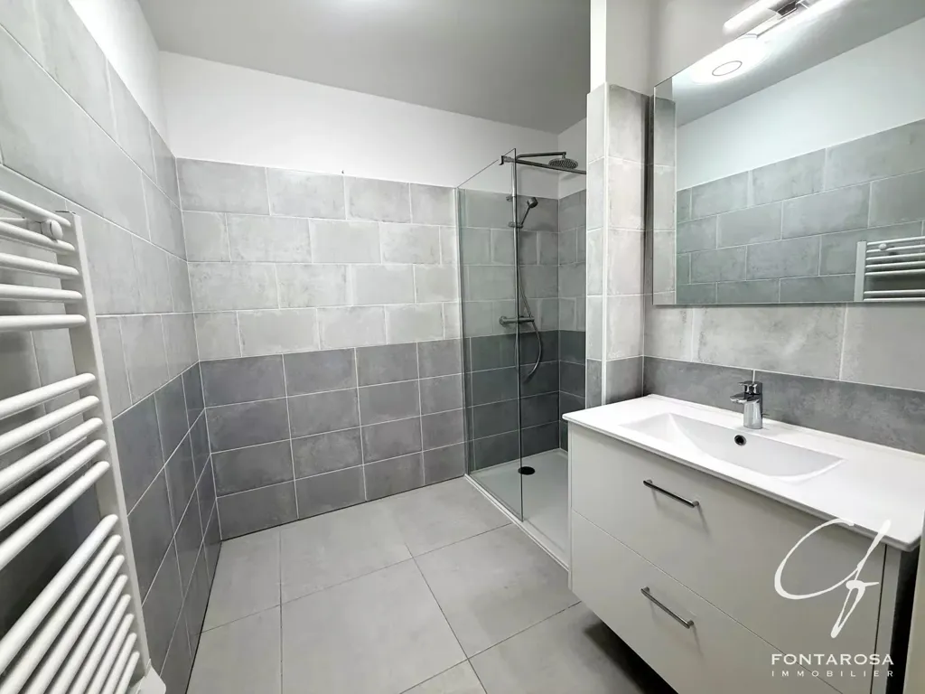 Bathrooms - Modern Flat with Terrace in Frejus