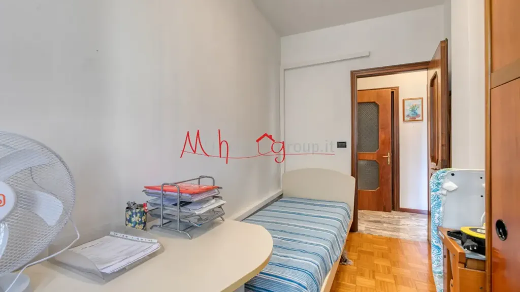Bedrooms - Four-Bedroom Apartment with Balconies in Padova