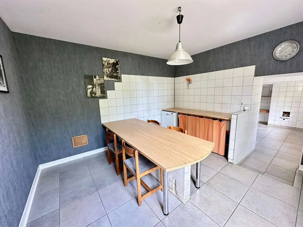 Salle à manger - Ancien Restaurant à Usage d'Habitation avec Jardin à Genevreuille
