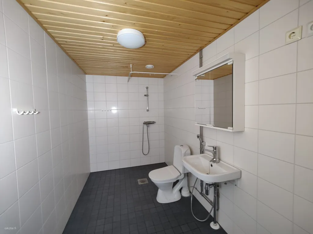 Salles de bain - Modern Apartment with Balcony in Suurpelto, Espoo