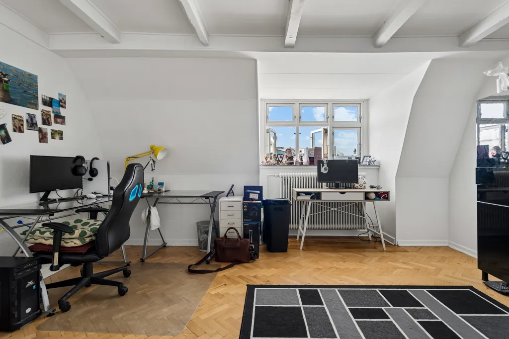 Bureau - Charming 3-Bedroom Apartment in Aalborg Centre