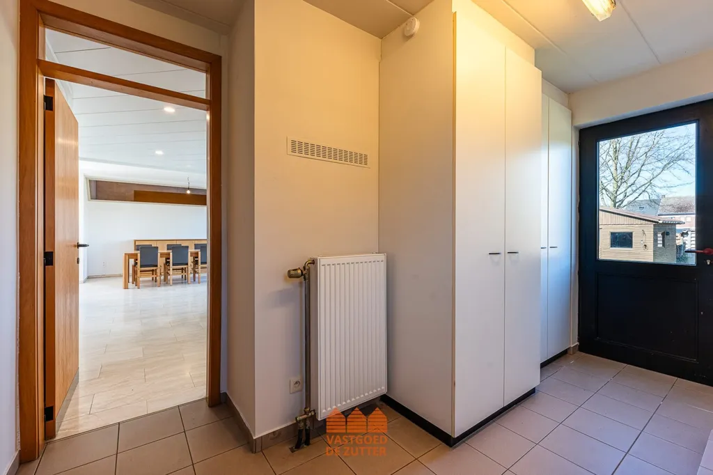 Esik - Open-plan House with Double Garage in Bentille