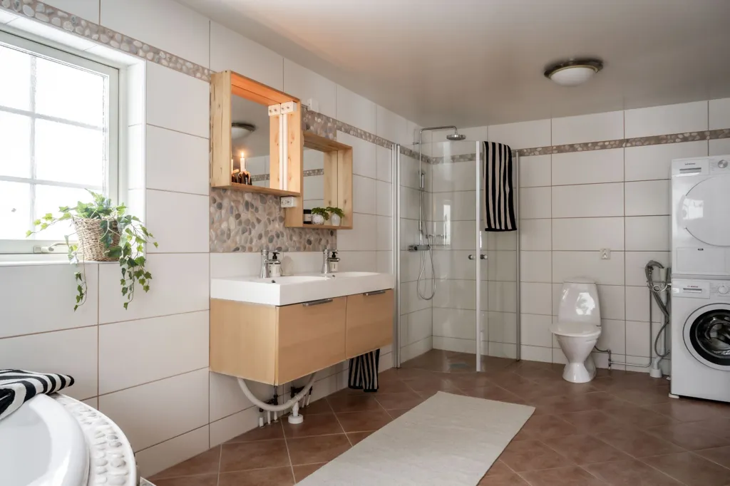 Salles de bain - Charming Two-Storey Villa with Lake View in Sandared