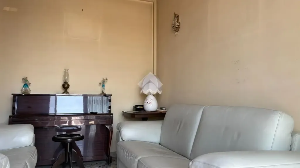 Elutuba - 4-Room Apartment with Balcony in Ferrara