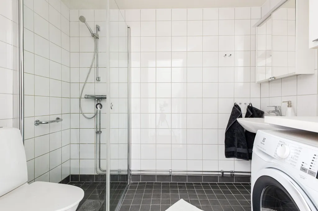 Salles de bain - Bright Two-Bedroom with Balcony in Åkersberg