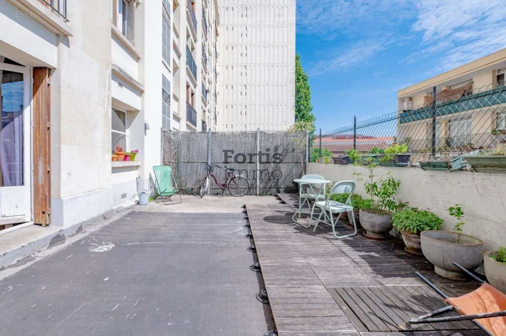 Rõdu - Studio with Large Terrace in Pantin