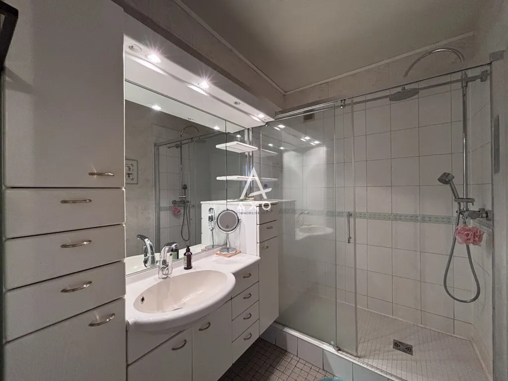 Vannitoad - 5-Piece Flat with City View in Clermont-Ferrand