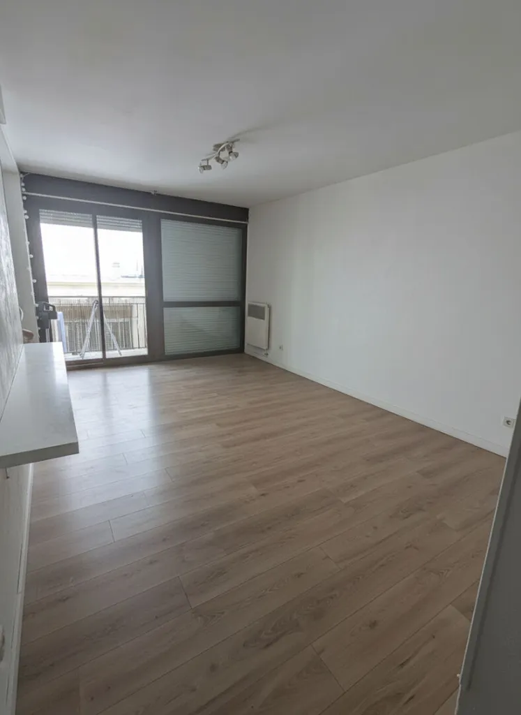 Rooms - Spacious Studio with Balcony in Bordeaux