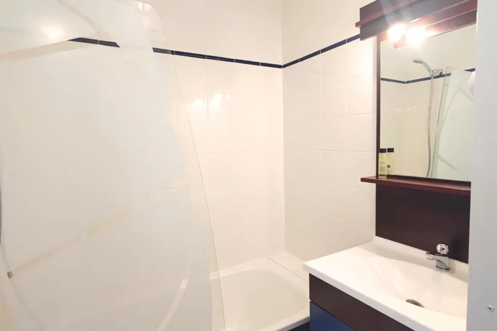 Salles de bain - Suite Meublée avec Balcon à Pyrénées 2000