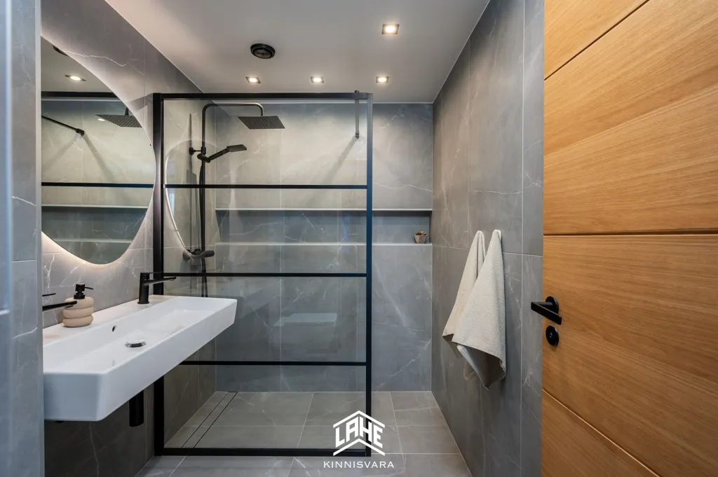 Vannitoad - 5-Bedroom Apartment with Balcony in Tartu