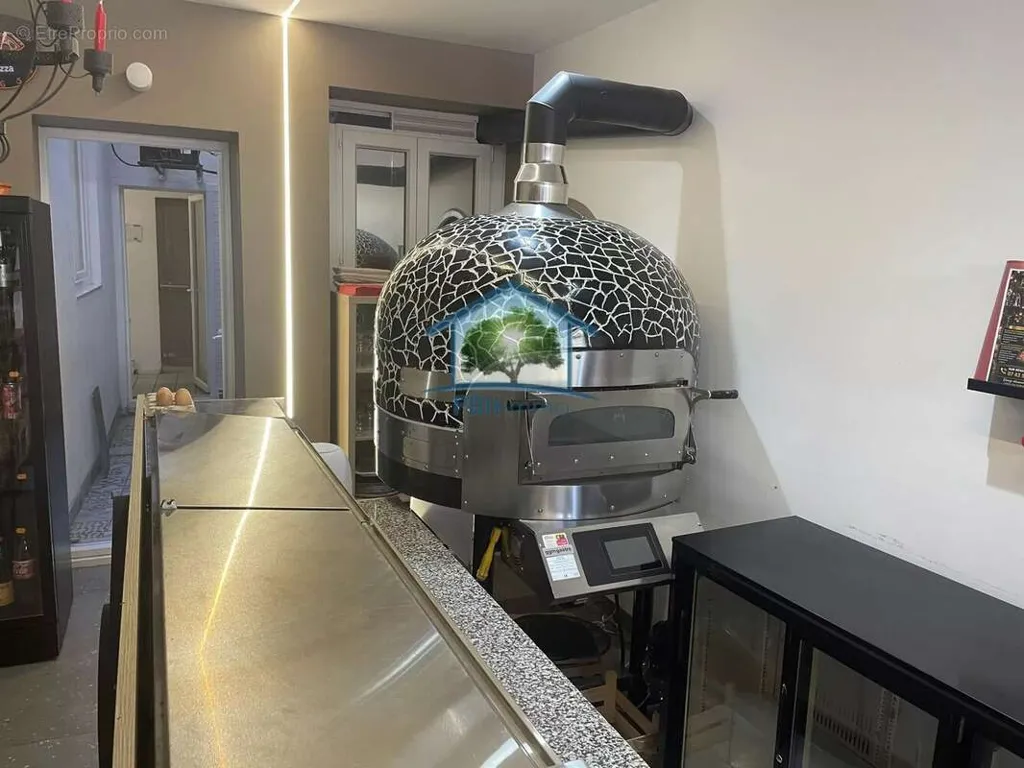 Toad - Commercial Property with Kitchen in Saint-Galmier Centre
