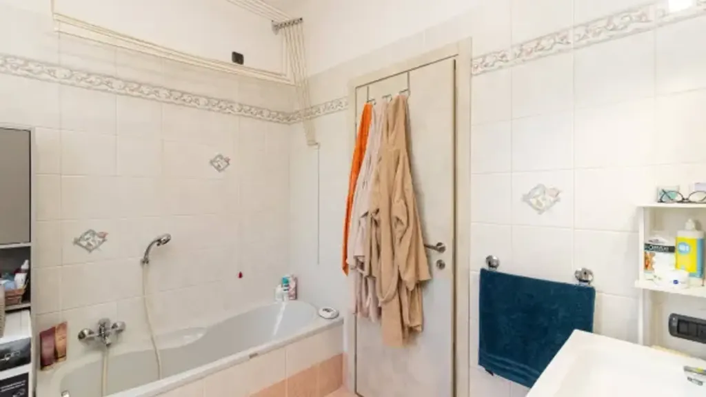 Salles de bain - Rusticated Apartment with Balcony in Monza