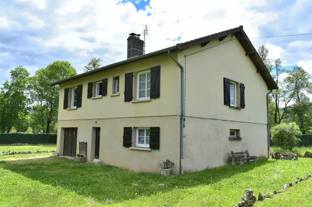Extérieur - Maison avec Jardin dans un Village Calme à Sigy-le-Châtel