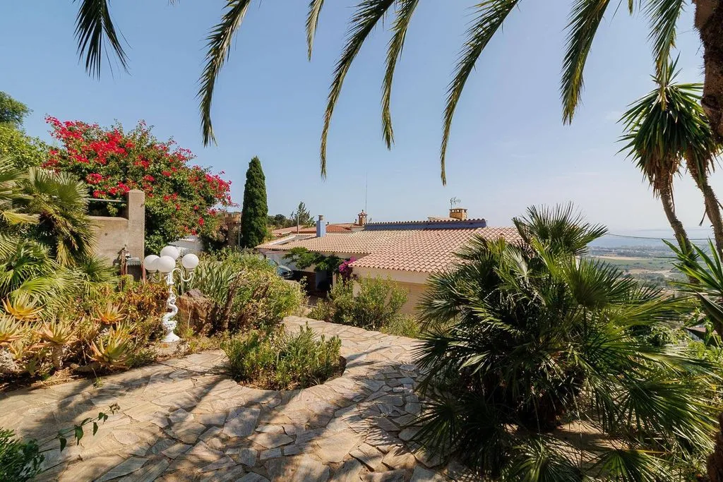 Garden - Luxury House with Pool in Roses, Catalonia