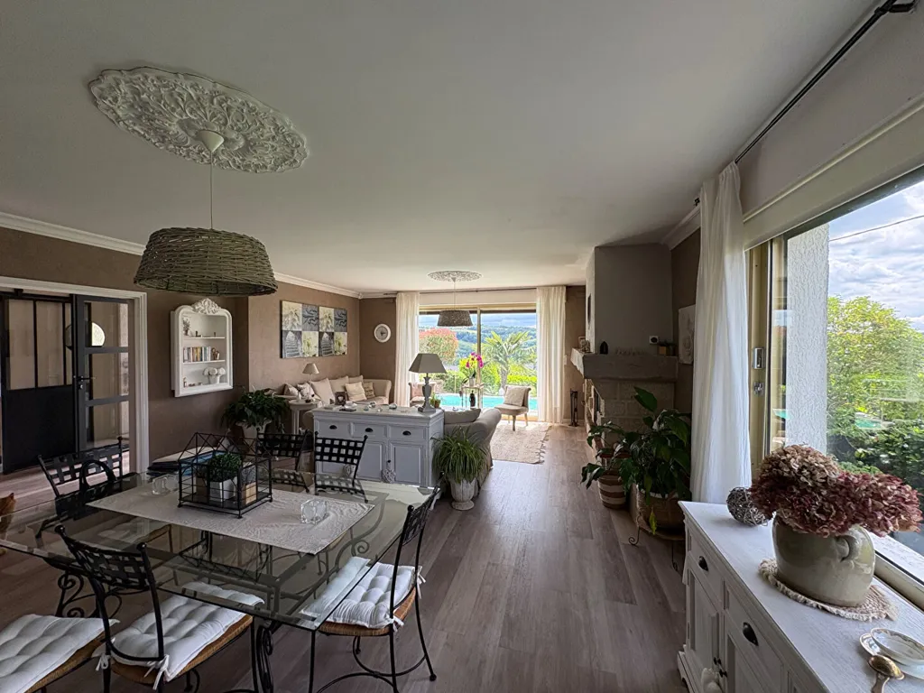 Salle à manger - Maison de 10 Pièces avec Piscine en Centre-Ville