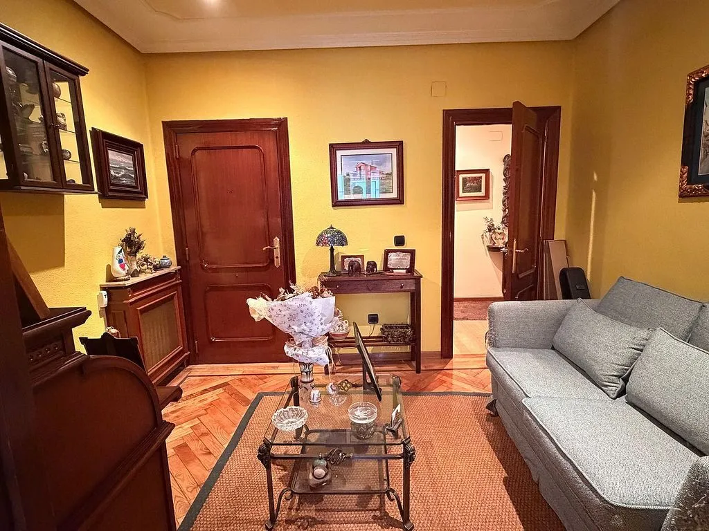 Soggiorno - Spacious Apartment with Dual Entrances in Mieres