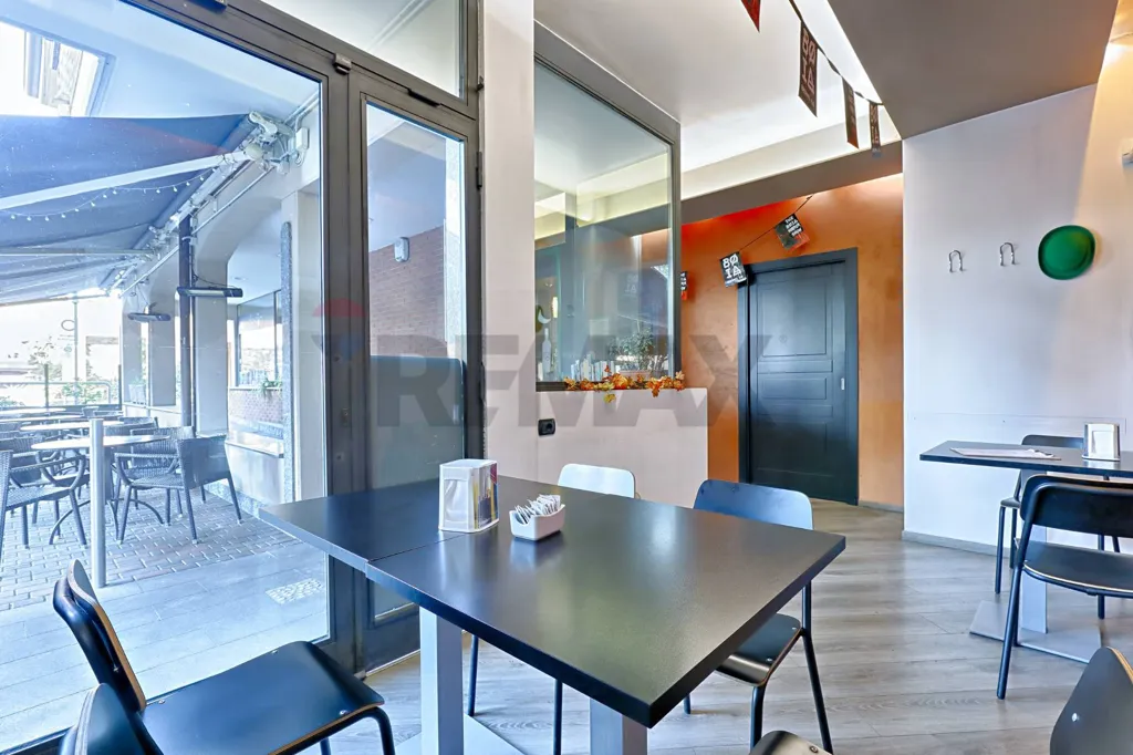 Salle à manger - Bar with Outdoor Seating in Desio