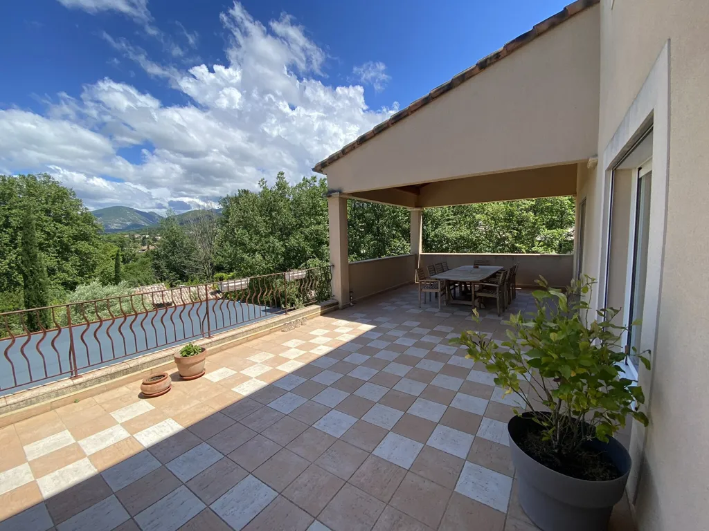 Terrasse - Villa Luxueuse avec Piscine à Malaucène