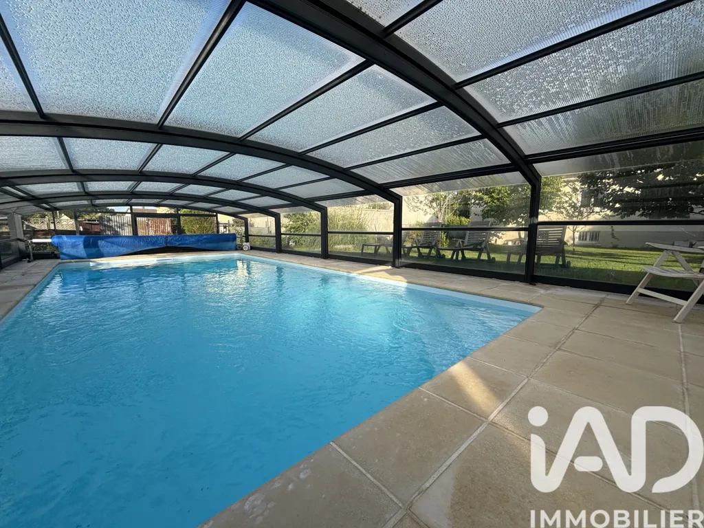 Piscina - Traditional House with Heated Pool in Pleurs