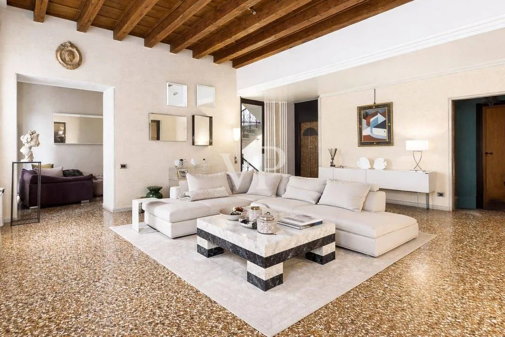 Elutuba - Napoleonic Mansion with Triple Garage in Verona