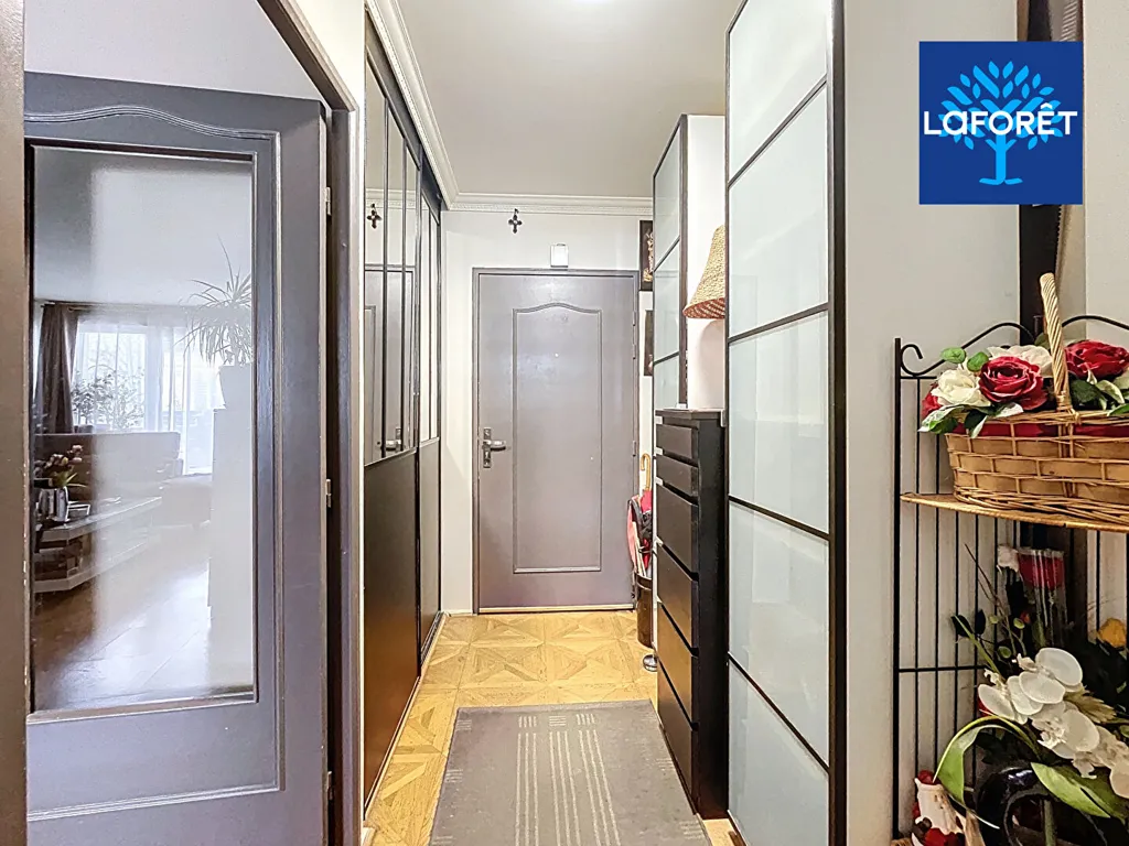 Esik - 3-Bed Flat with Balcony in Noisy-le-Grand