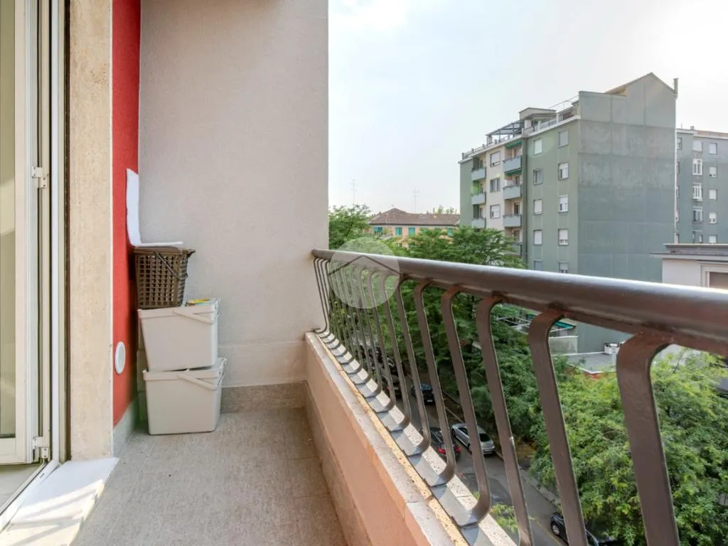 Rõdu - Rearranged Triplex with Balcony in Milan