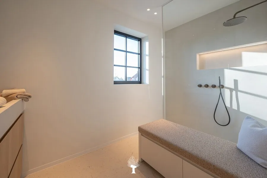 Bagni - Luxury Villa with Seafront Location