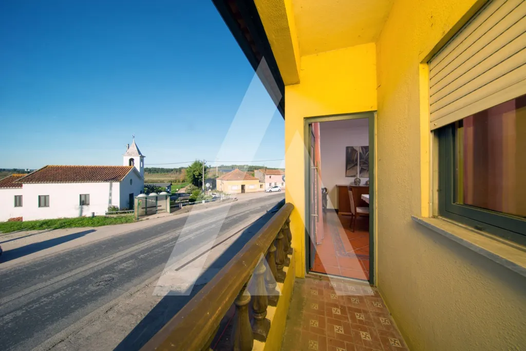 Rõdu - House with Commercial Space in Figueiró do Campo