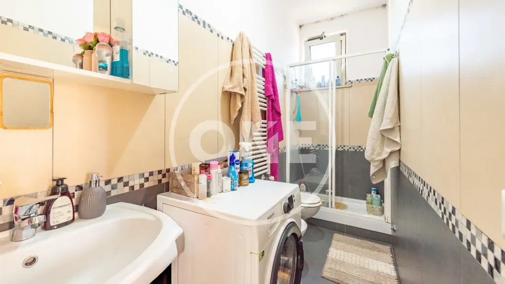 Salles de bain - Rear-Facing Apartment with Balcony in Finocchio, Rome