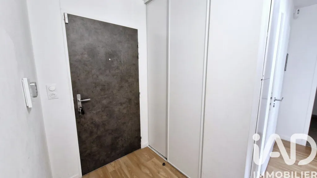 Magamistoad - Garden-Level Apartment with Terrace in Luce