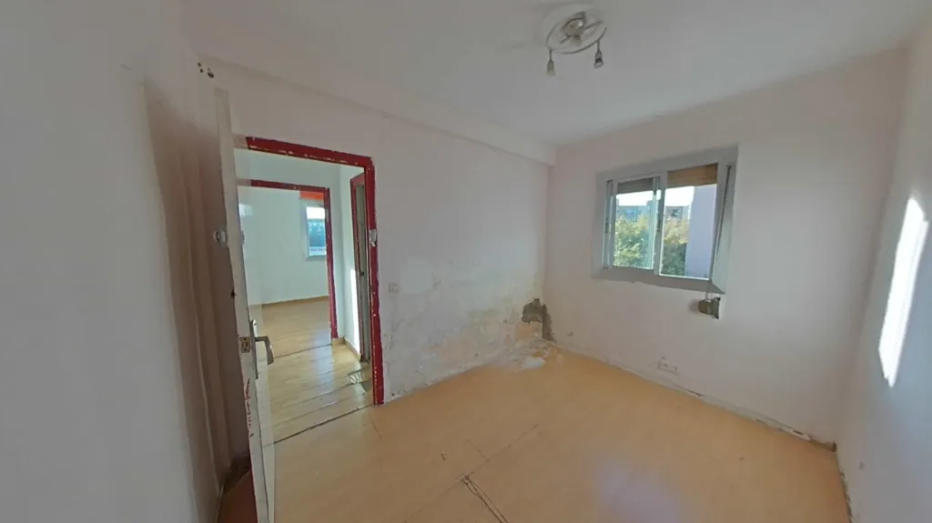 Pièces - Flat with Parquet Floors in Badalona