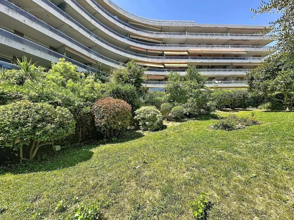 Garden - Luxury Apartment with Sea View in Nice