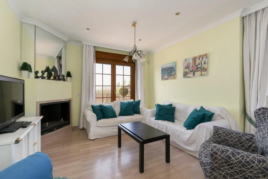 Elutuba - Versatile Villa with Private Pool in Huétor Vega