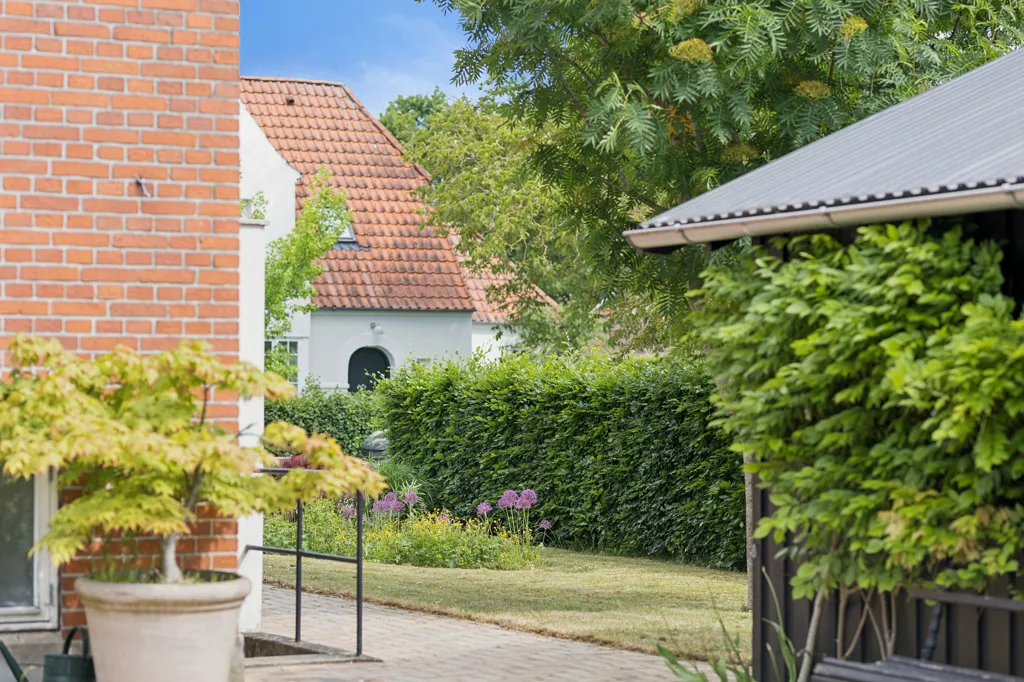 Jardin - Classical Villa with Architect-Designed Garden in Odense