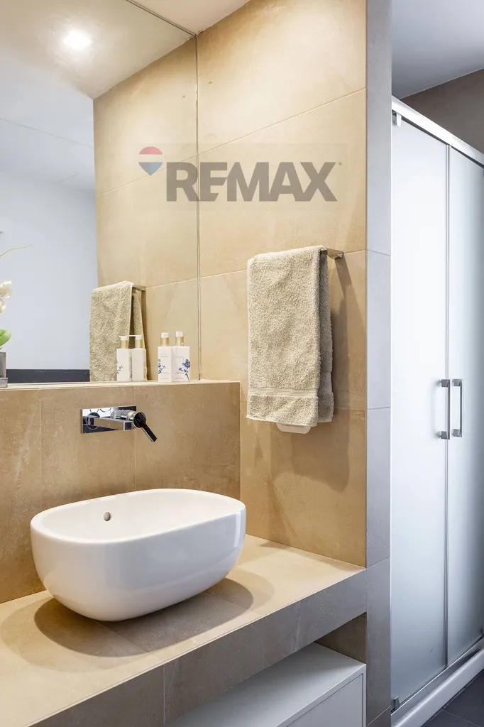 Salles de bain - Spacious Triplex with Panoramic View in Tregasio