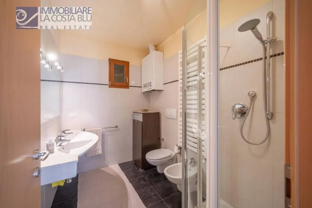 Bagni - Luxury Apartment with Pool in Torri del Benaco