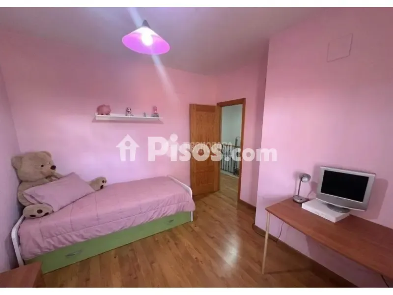 Bedrooms - Twin-Storey House with Private Garage in Mengíbar