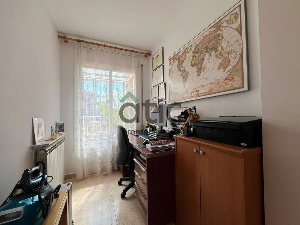 Office - Ground Floor Flat with Terrace in Manresa