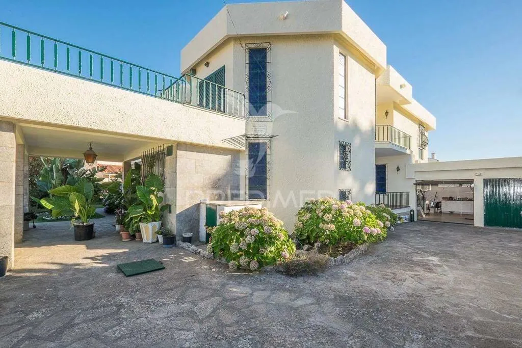 Välivaade - Classical 1970s House with Pool Space in Belverde