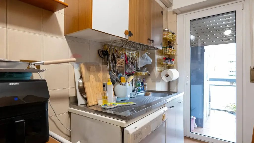 Cuisine - Bright Apartment with Balcony in Rome